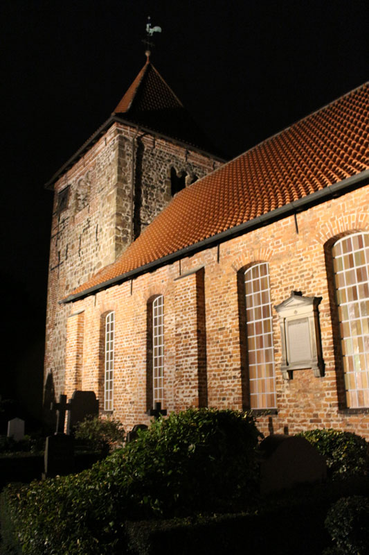die St. Laurentius-Kirche in der Dämmerung