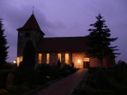 die St. Laurentius-Kirche in der Dämmerung